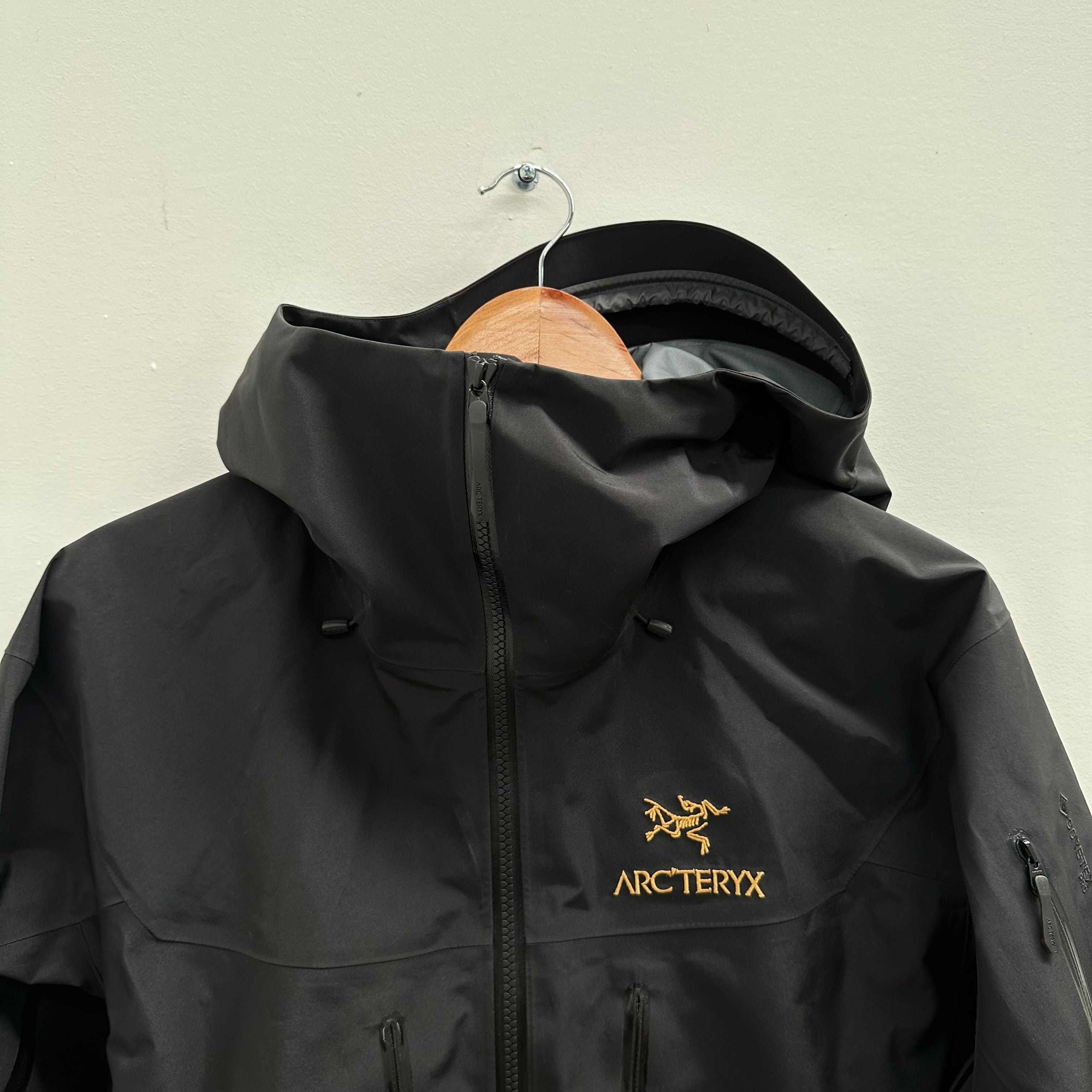 Arc'teryx Alpha SV Jacket 24K Black (Size M) – Curated by Charbel