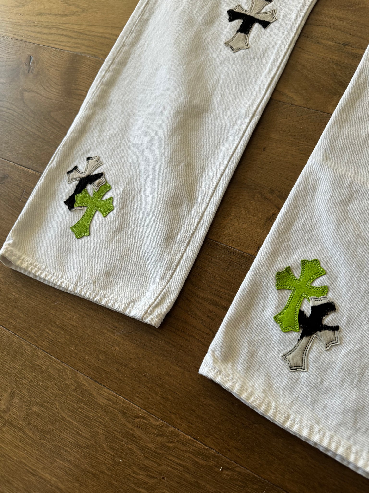 Chrome Hearts London Exclusive Zebra / Green Cross Patch Levi’s White Denim Jeans (Size 38)