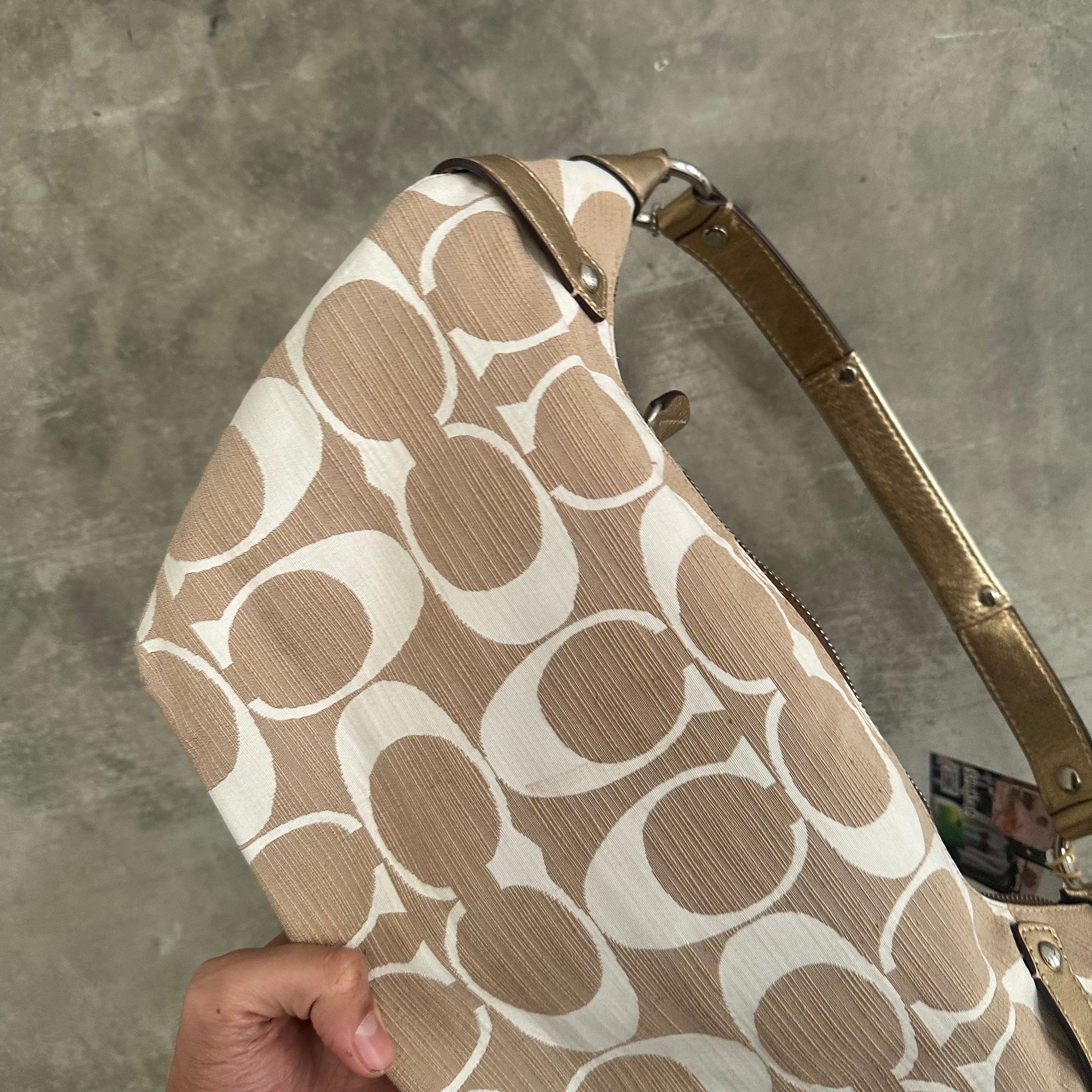 Coach Signature Shoulder Bag Beige/Gold