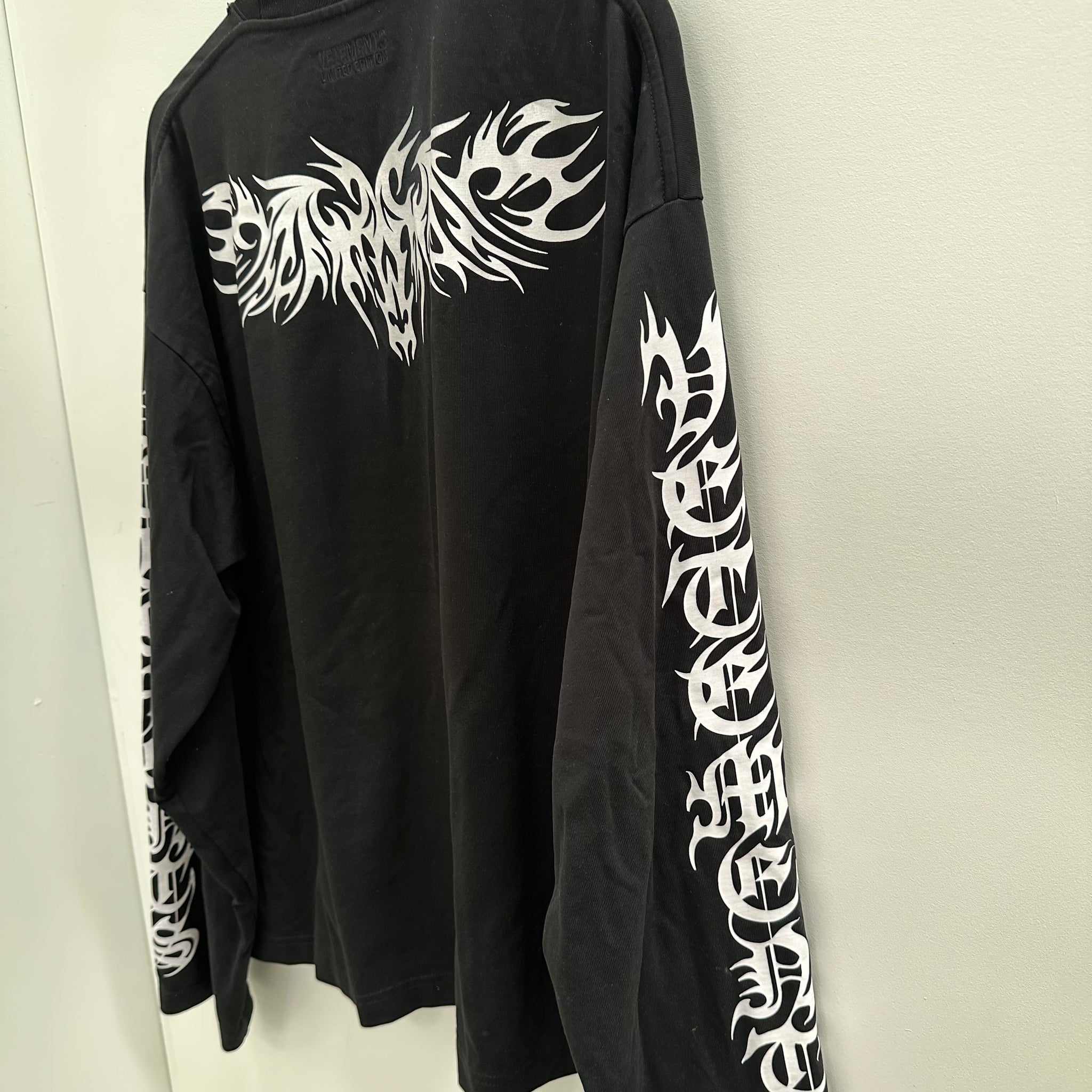 Vetements Black Gothic Logo Long Sleeve T-Shirt (fits L-XL)