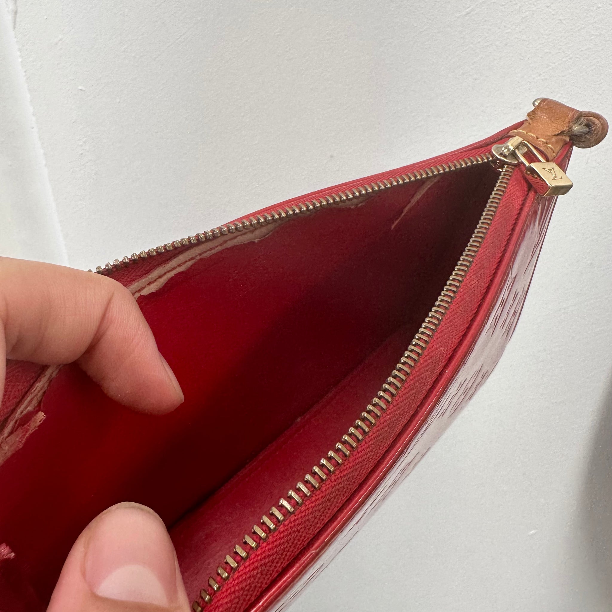 Louis Vuitton Monogram Vernis Lexington Rouge Pochette