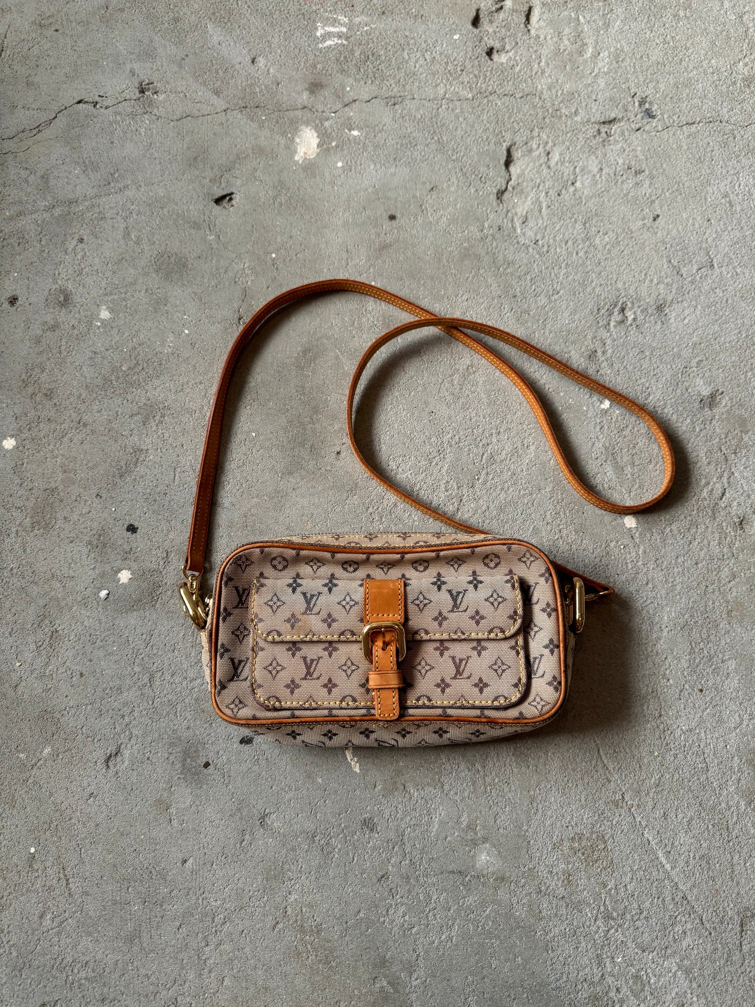 Louis Vuitton Juliette MM Shoulder Bag Grey