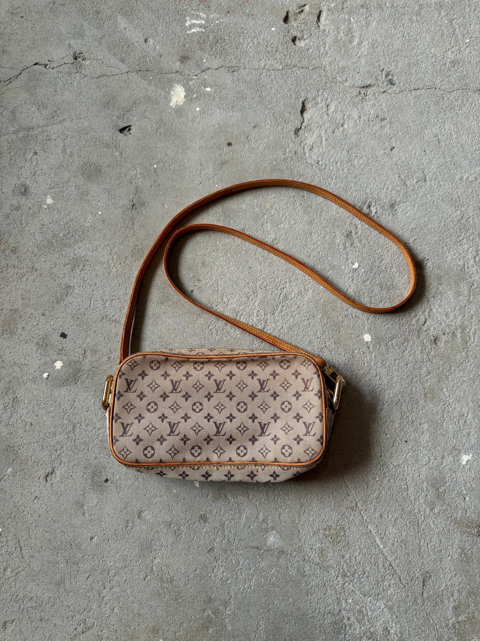 Louis Vuitton Juliette MM Shoulder Bag Grey