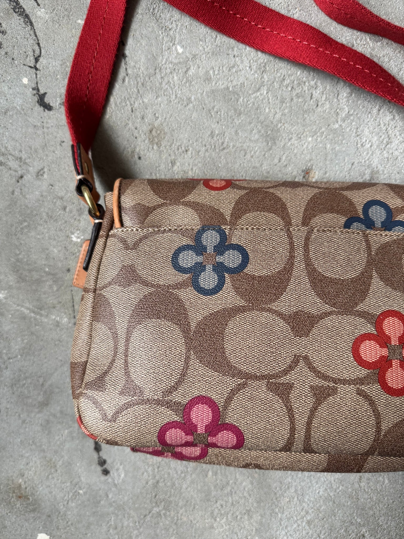Coach Signature Peyton Flower Crossbody Bag Beige/Red