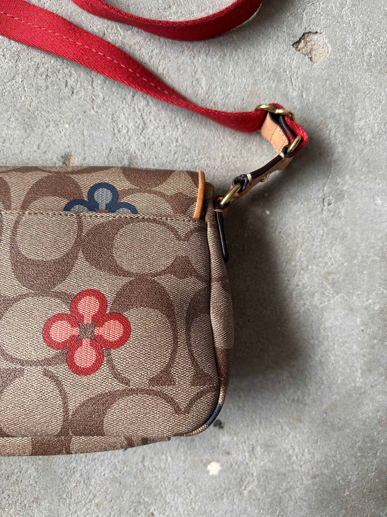 Coach Signature Peyton Flower Crossbody Bag Beige/Red