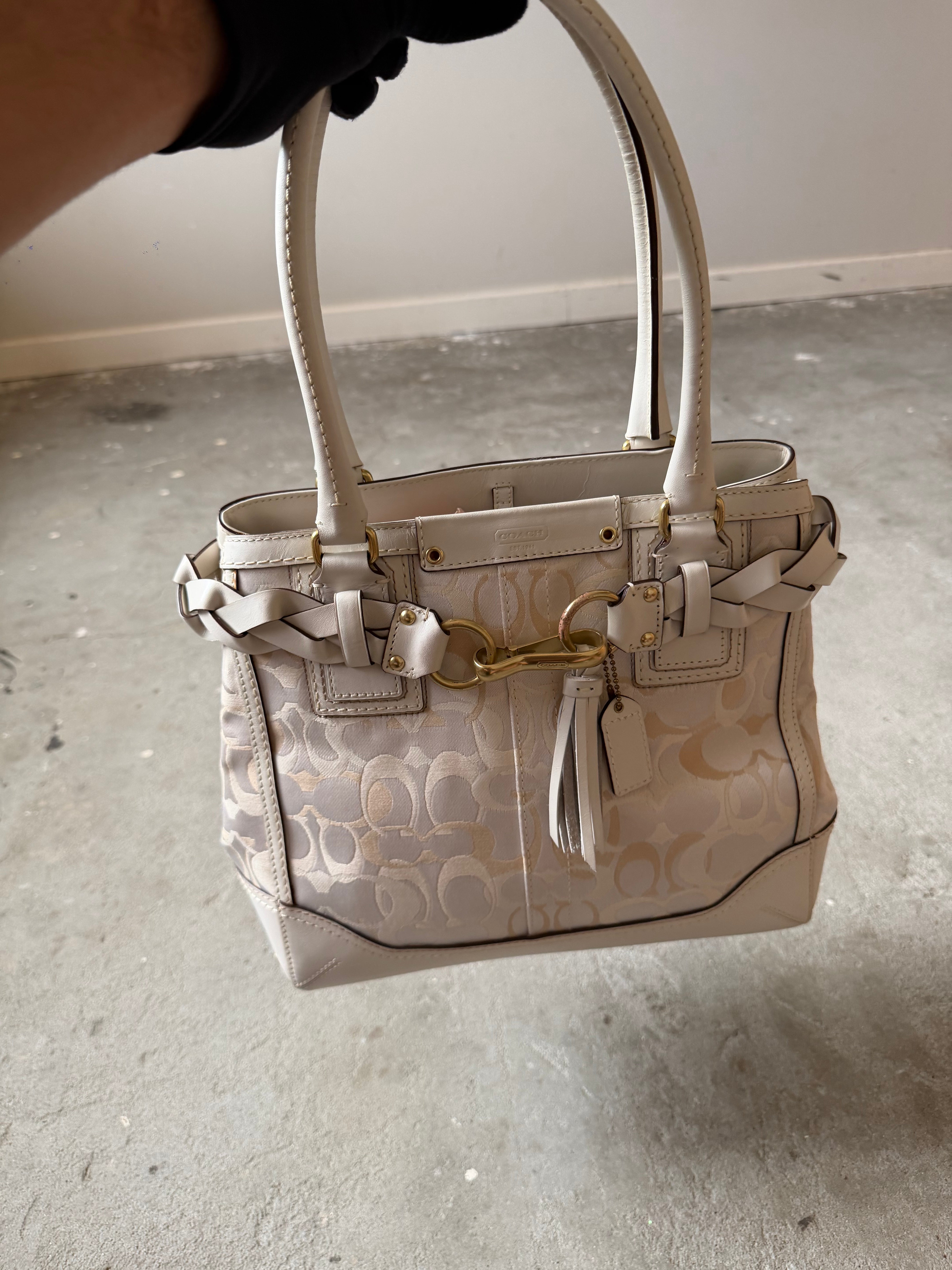 Coach Signature Hampton Clip Shoulder Bag White – Curated by Charbel
