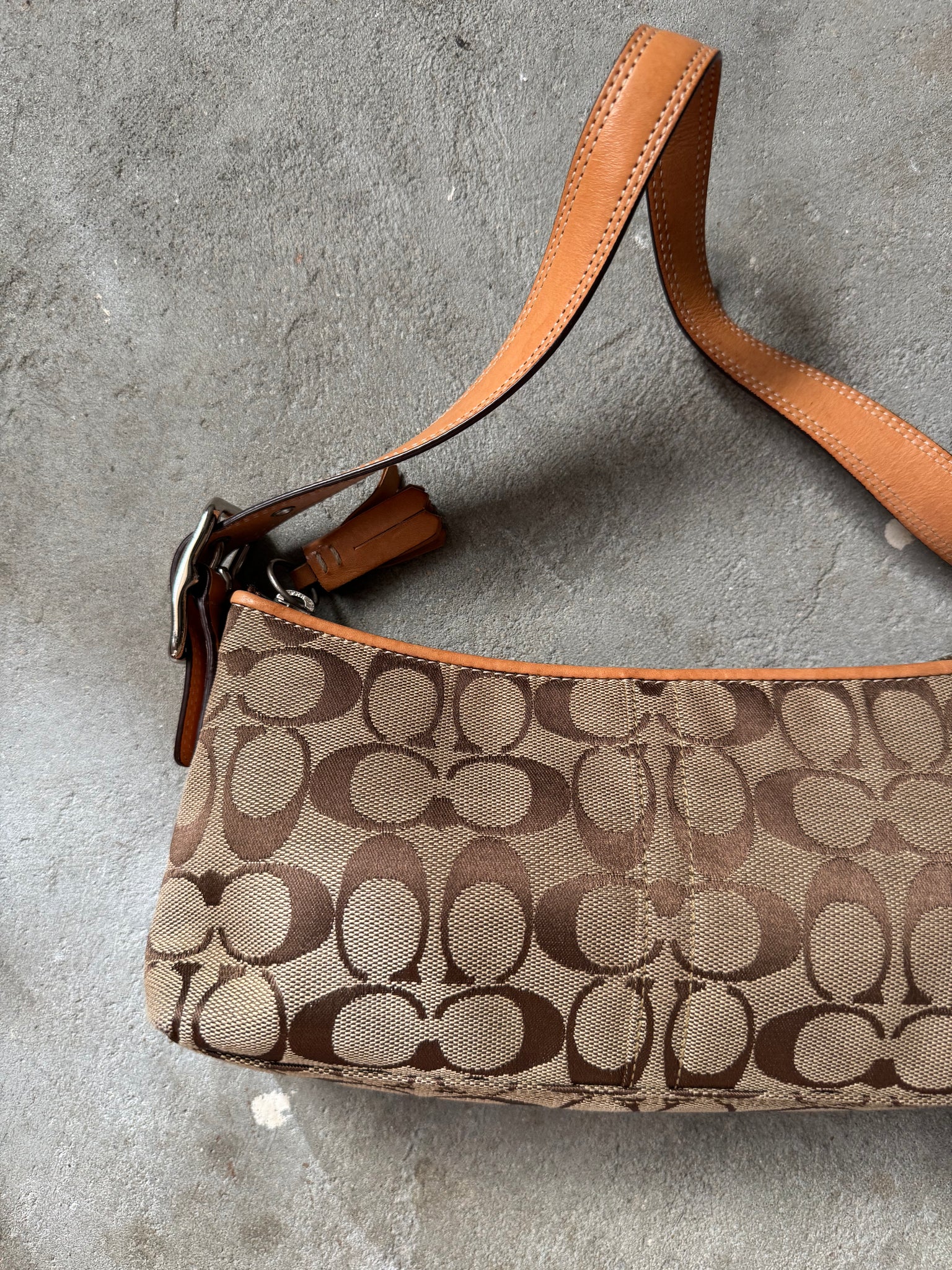 Coach Signature Hampton Baguette ShoulderBag Beige
