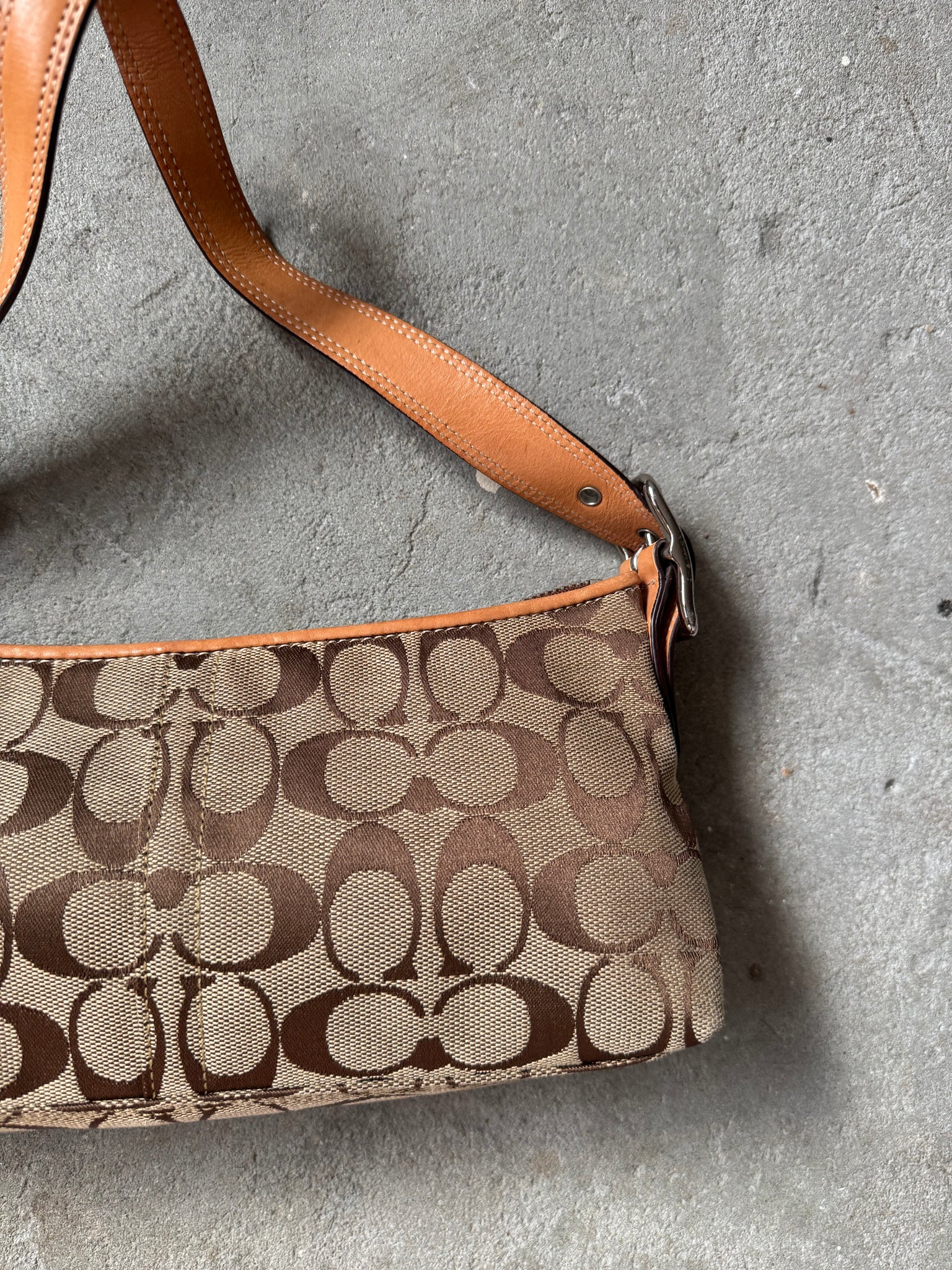 Coach Signature Hampton Baguette ShoulderBag Beige
