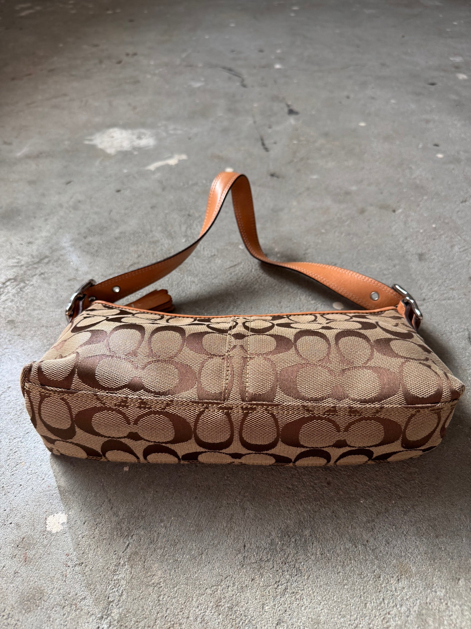 Coach Signature Hampton Baguette ShoulderBag Beige