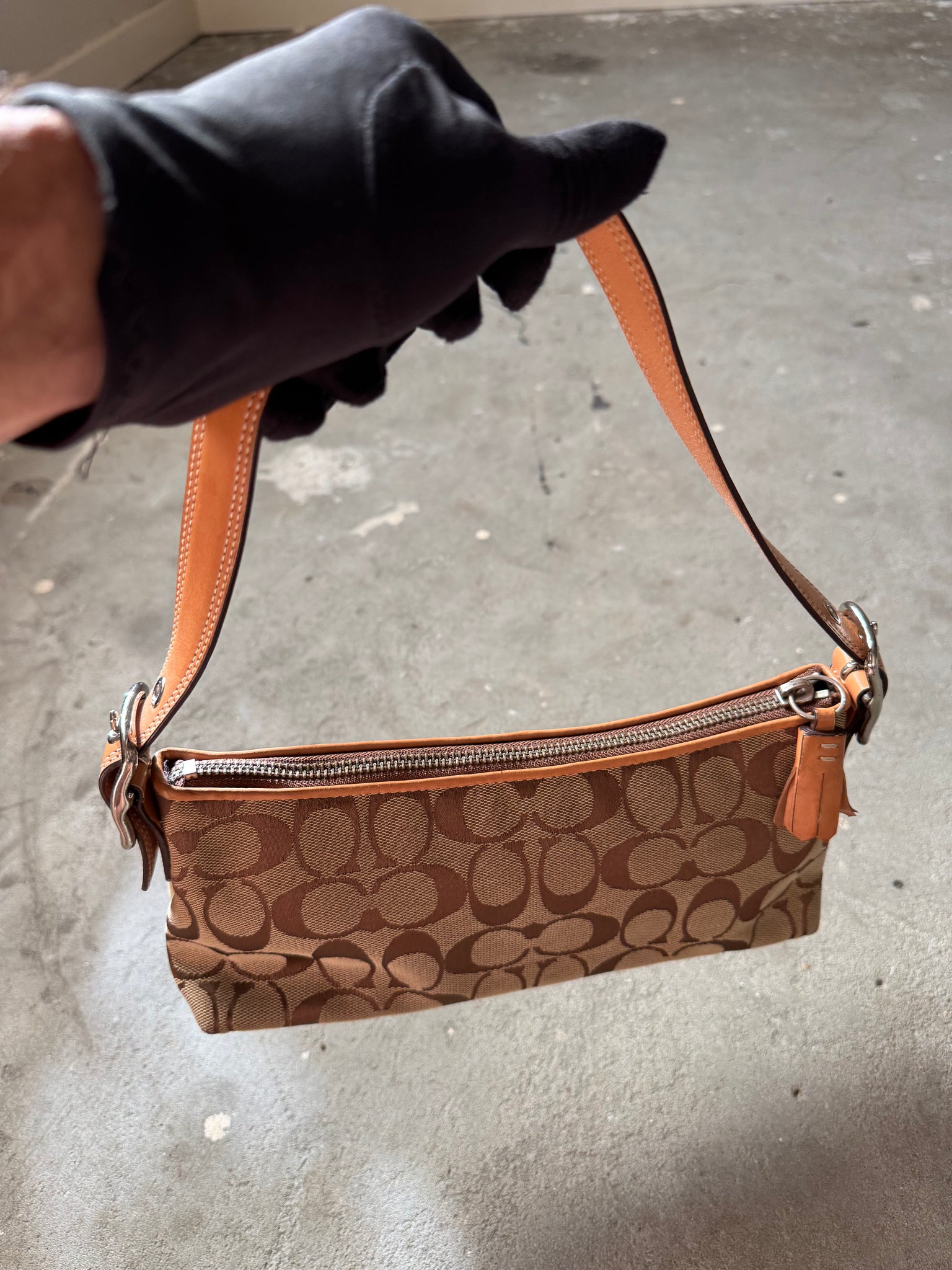 Coach Signature Hampton Baguette ShoulderBag Beige