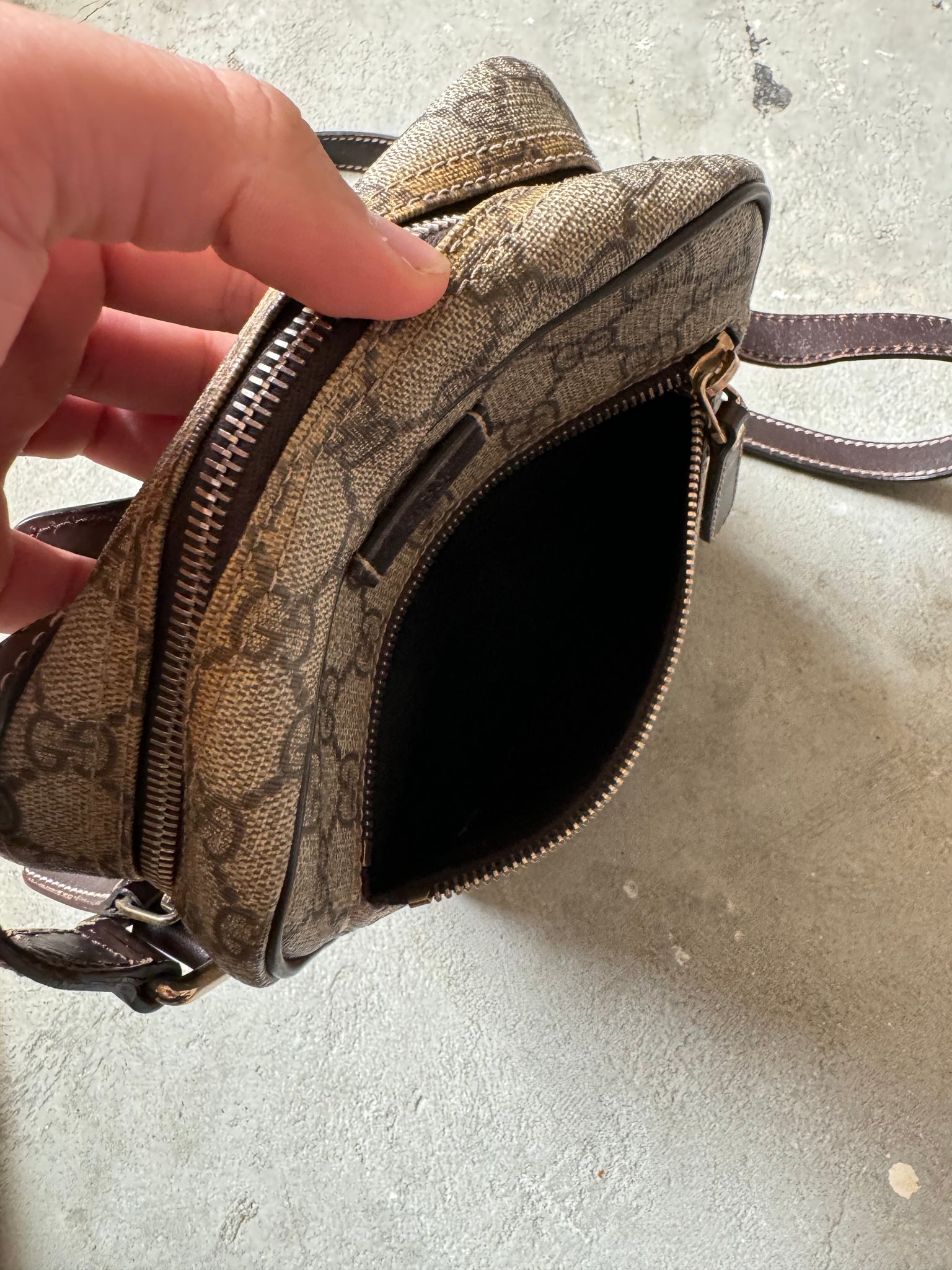 Gucci GG Monogram Supreme Beige Messenger Bag