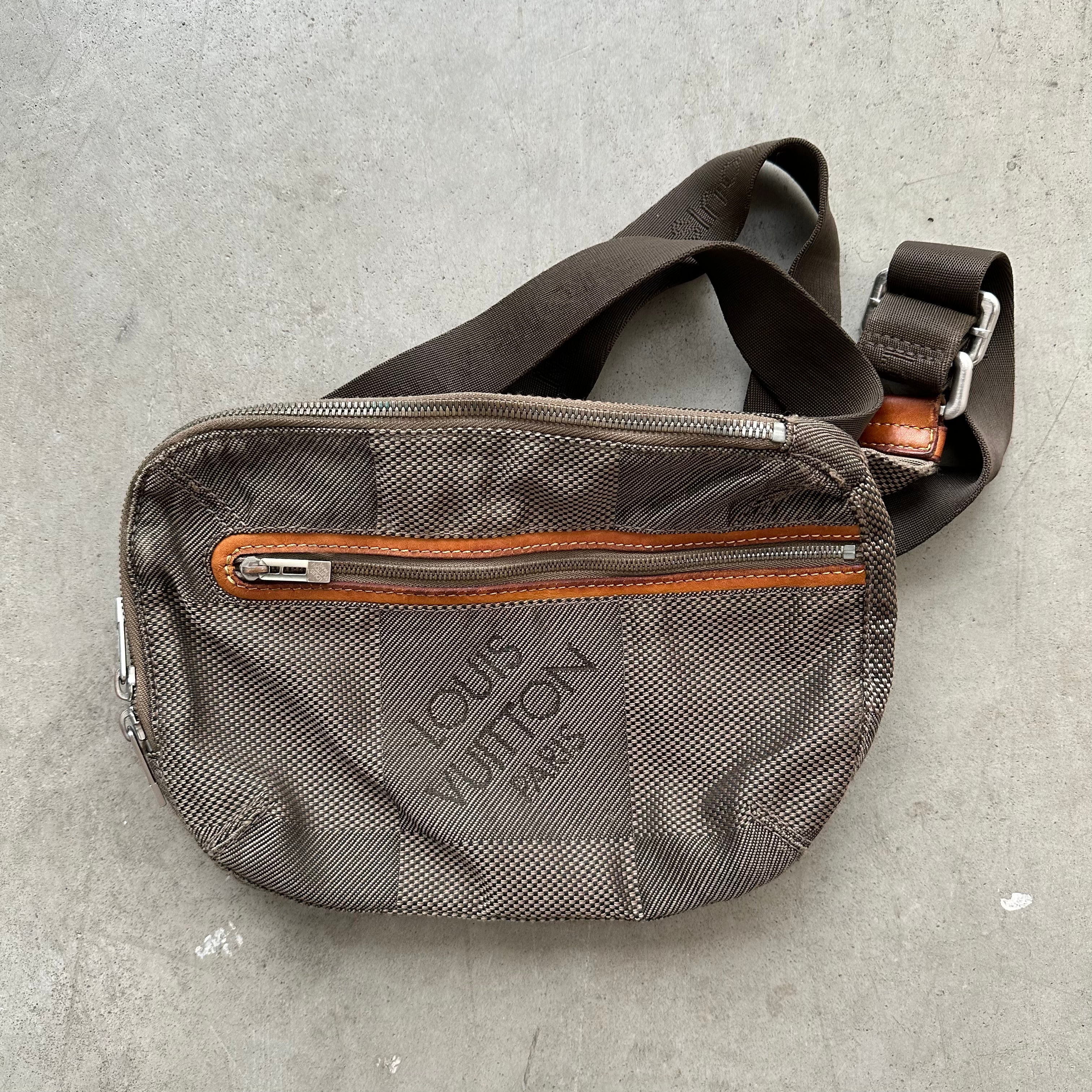 Louis Vuitton Damier Geant Acrobat Belt Bag (SHG-32147) – LuxeDH
